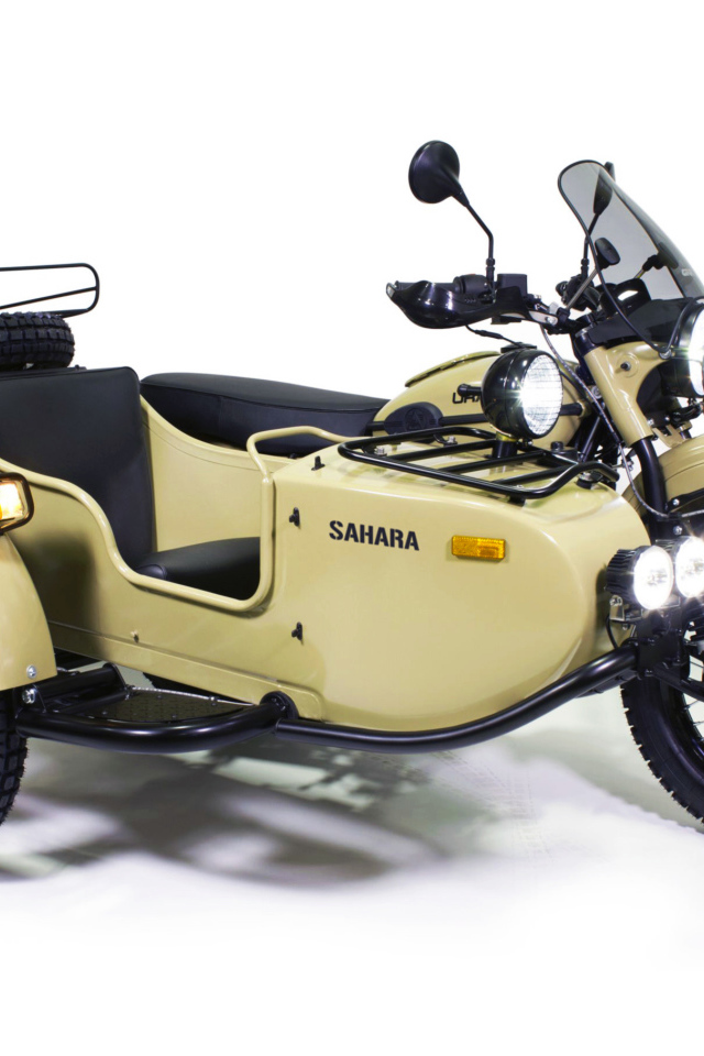 Тяжелый мотоцикл Ural Gear Up Sahara на белом фоне