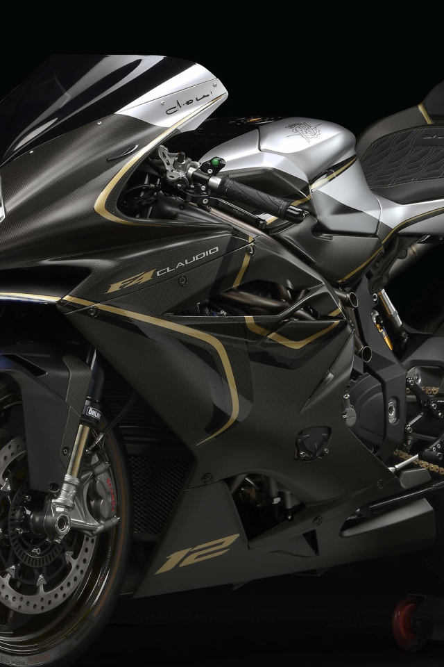 Мотоцикл Agusta F4 Claudio 2018 года на черном фоне