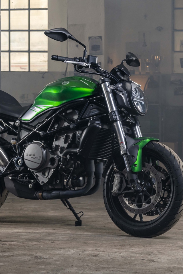 Мотоцикл Benelli 752S, 2019 года в гараже