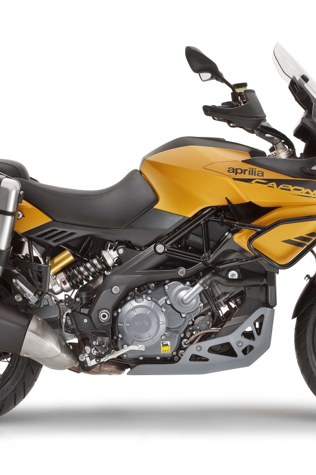 Мотоцикл Aprilia на белом фоне