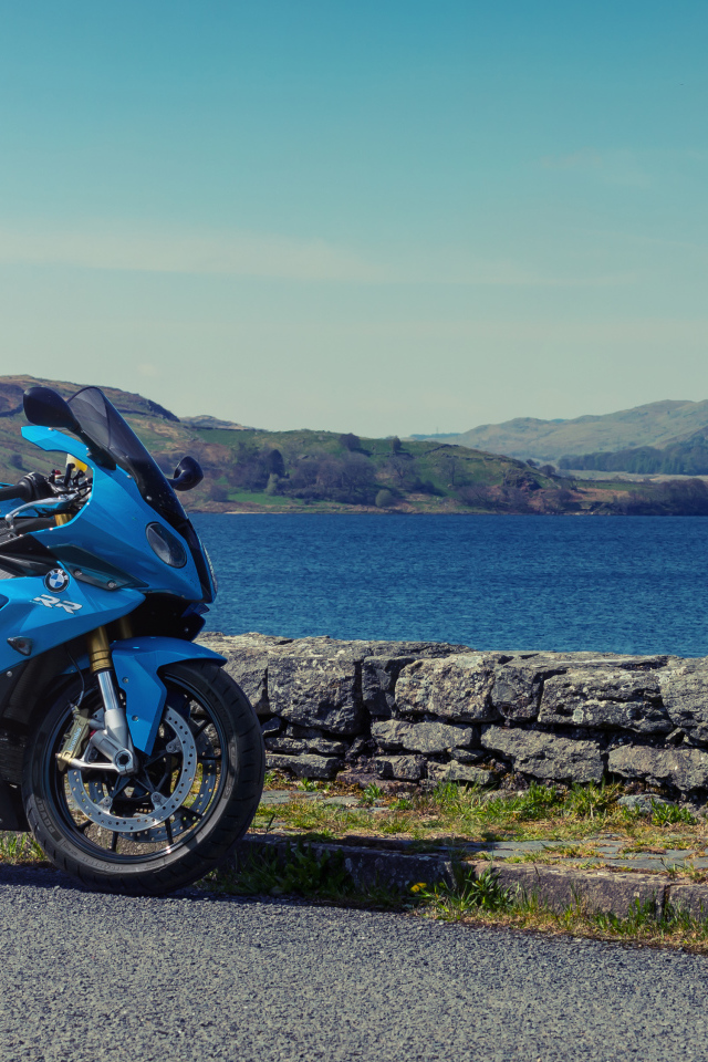 Голубой мотоцикл BMW S1000RR на фоне воды