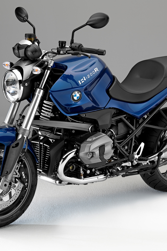 Синий мотоцикл BMW R1200R на сером фоне