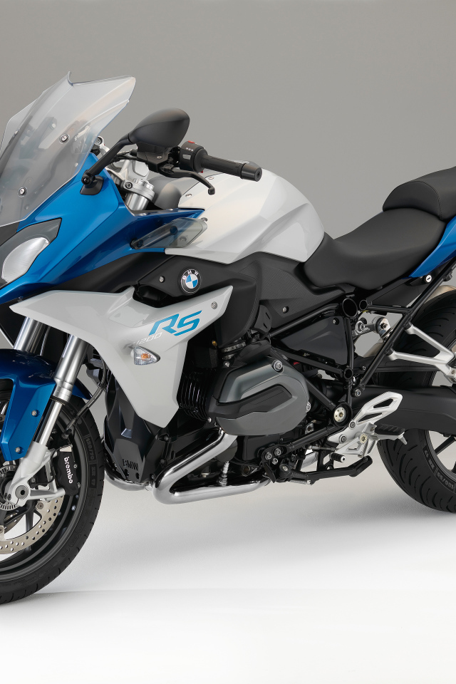 Быстрый мотоцикл BMW R1200RS 2015 года на сером фоне