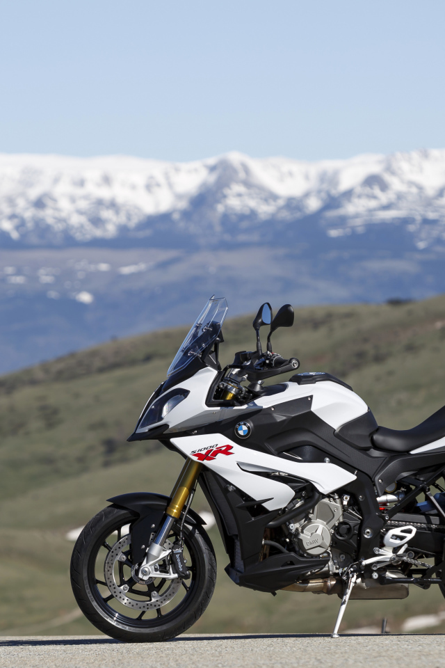 Мотоцикл BMW S1000 XR на фоне гор