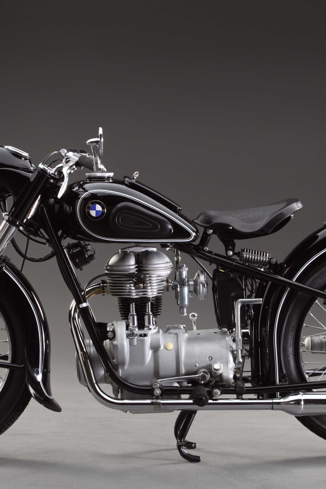 Мотоцикл BMW на сером фоне 