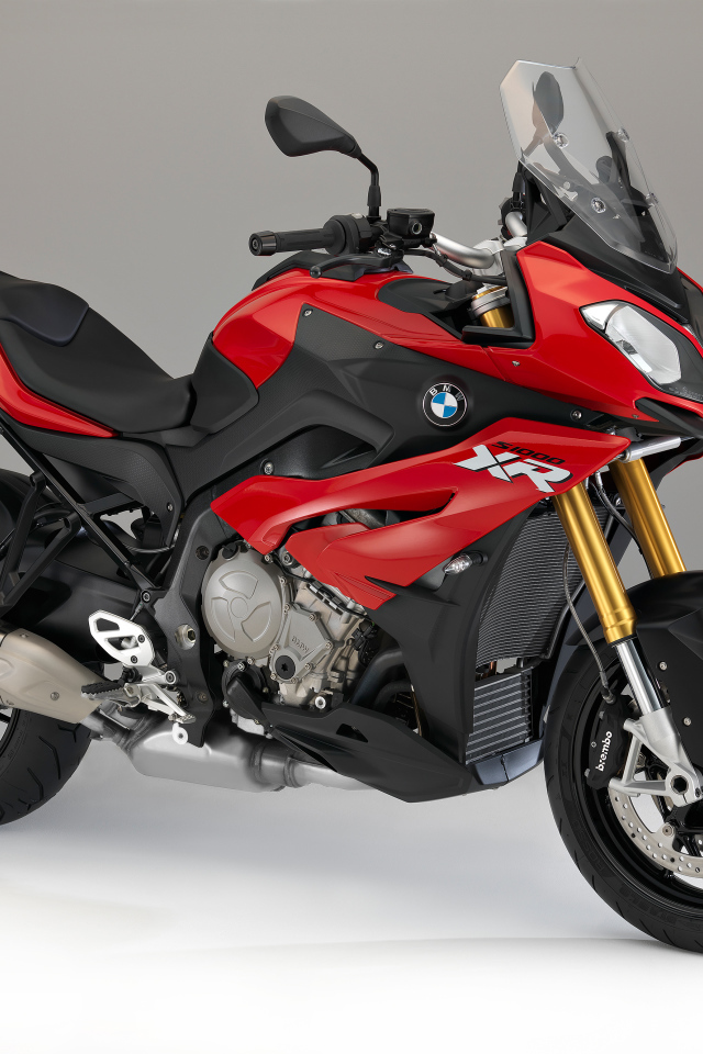 Красный мотоцикл BMW S1000 XR на сером фоне