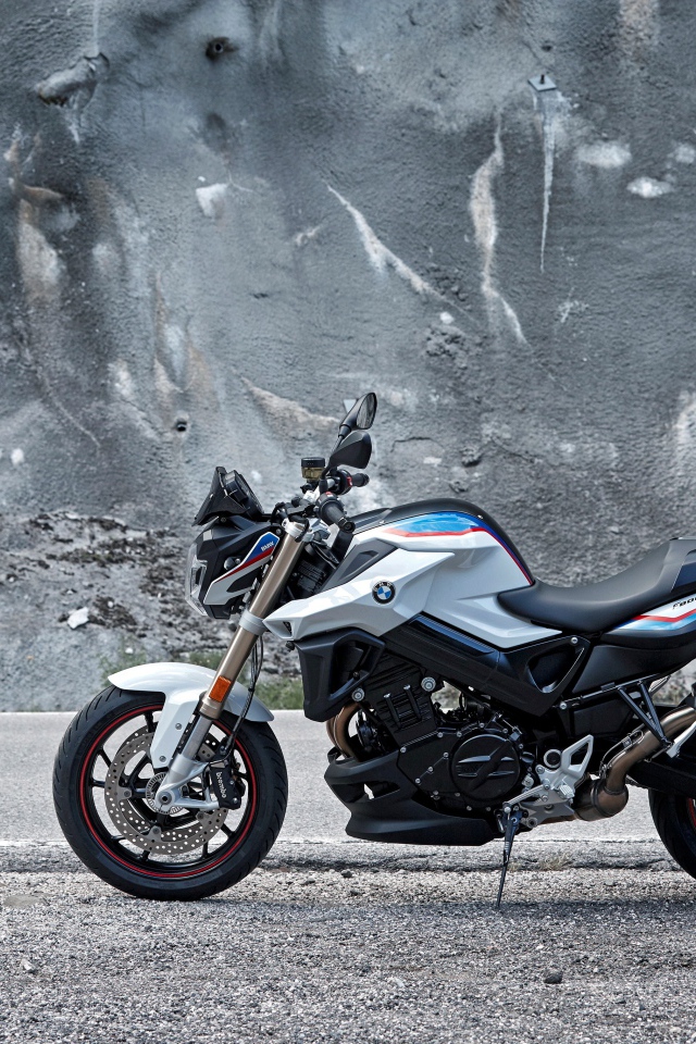 Стильный мотоцикл BMW F 800 R, 2017 у серой стены