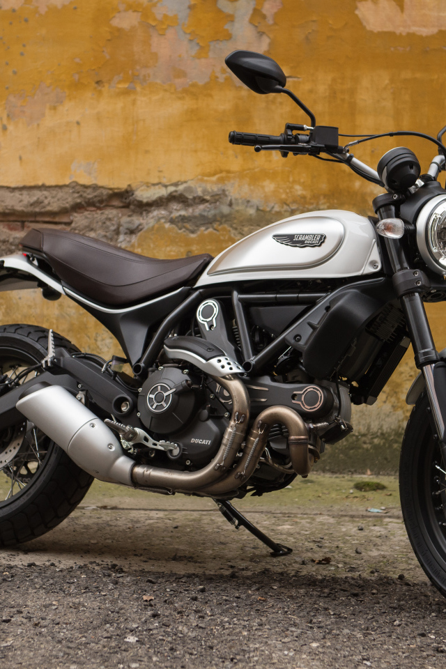 Быстрый мотоцикл Ducati Scrambler