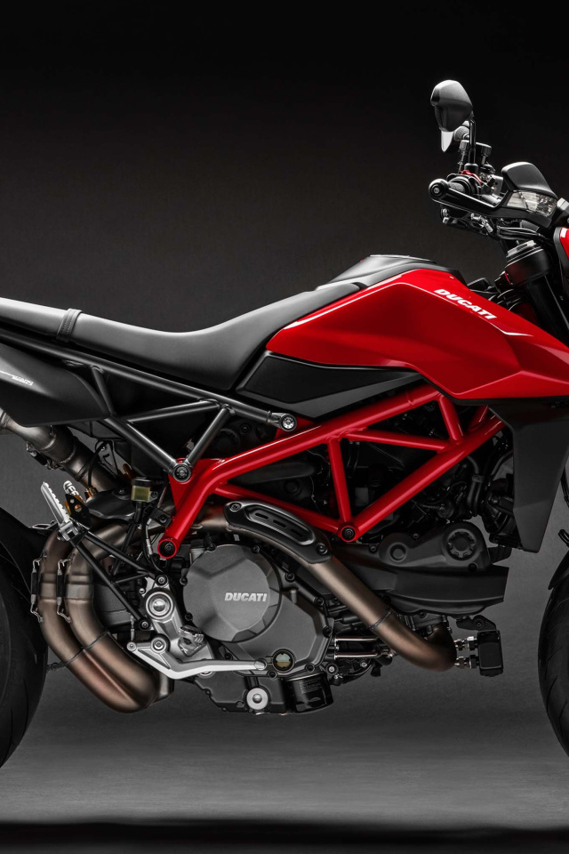 Мотоцикл  Ducati Hypermotard 950, 2019 года на сером фоне