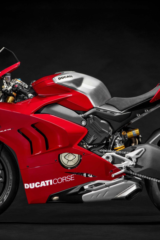 Красный мотоцикл  Ducati Panigale V4 R, 2019 года вид сбоку