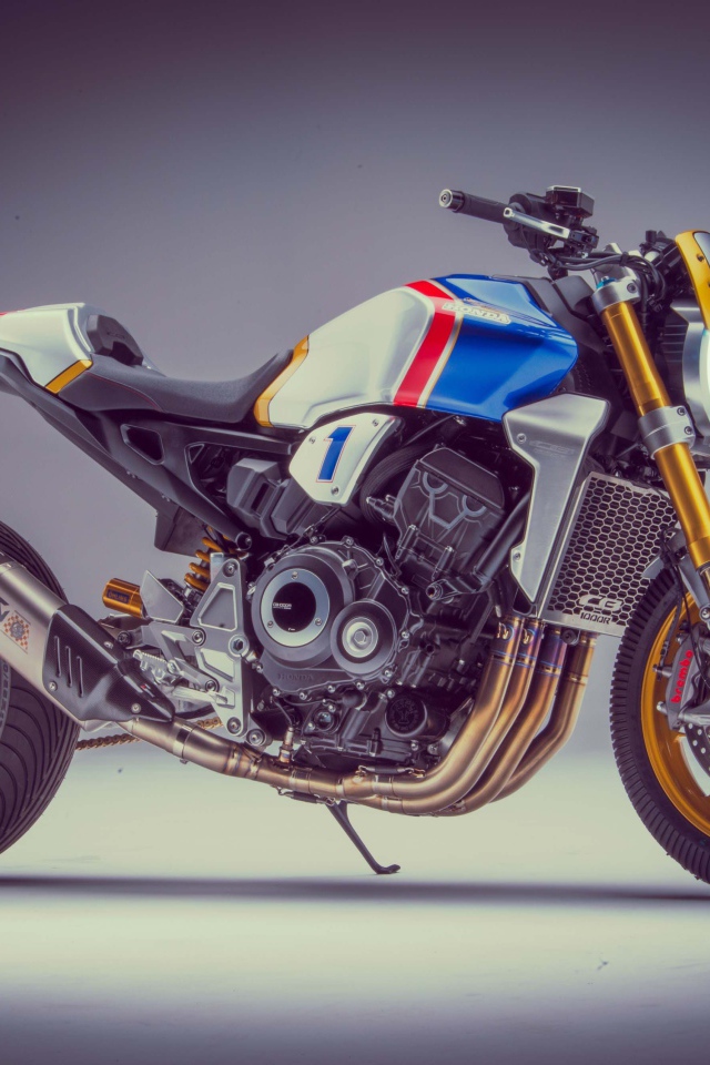 Мотоцикл Honda CB1000R 2018 года на сером фоне