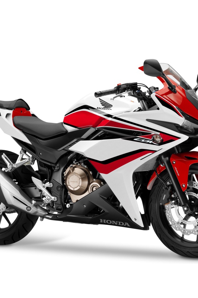 Мотоцикл Honda CBR500R на белом фоне
