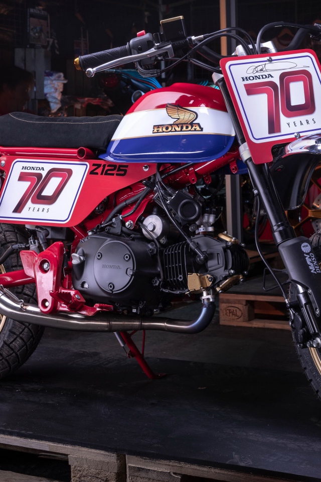 Мотоцикл honda z125 monkey в гараже