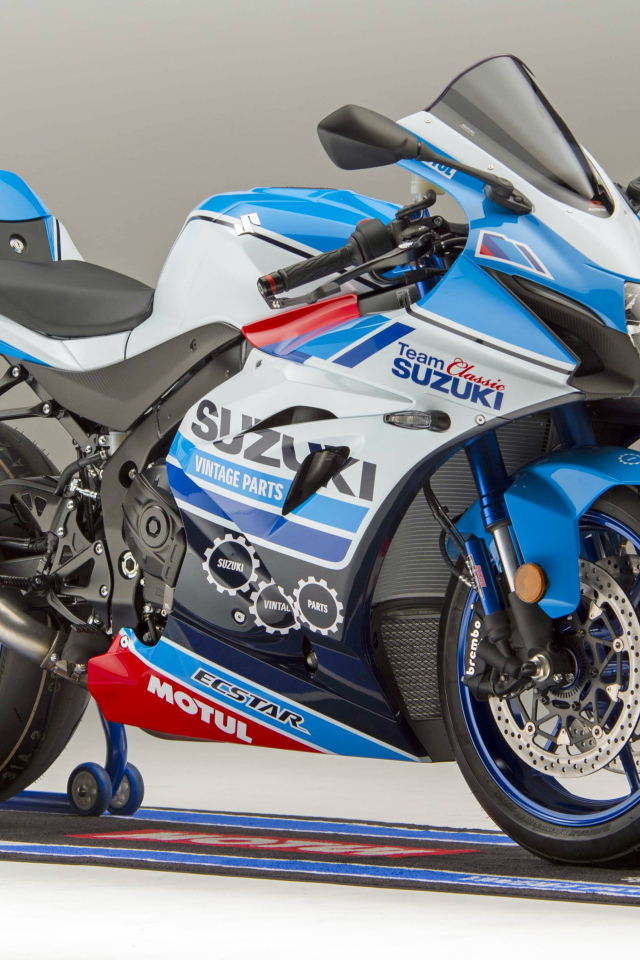 Мотоцикл Suzuki GSX-R1000R, 2018 на сером фоне