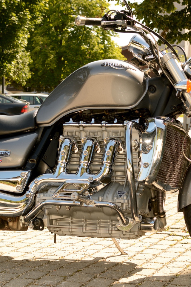Красивый большой мотоцикл Triumph Rocket III
