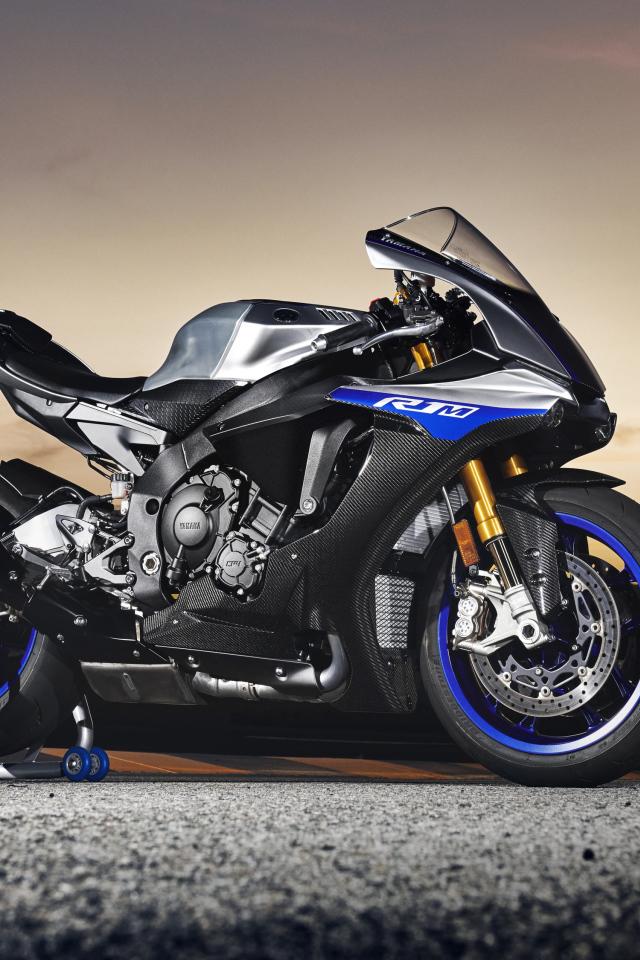 Мотоцикл Yamaha YZF-R1M, 2018 на фоне заката