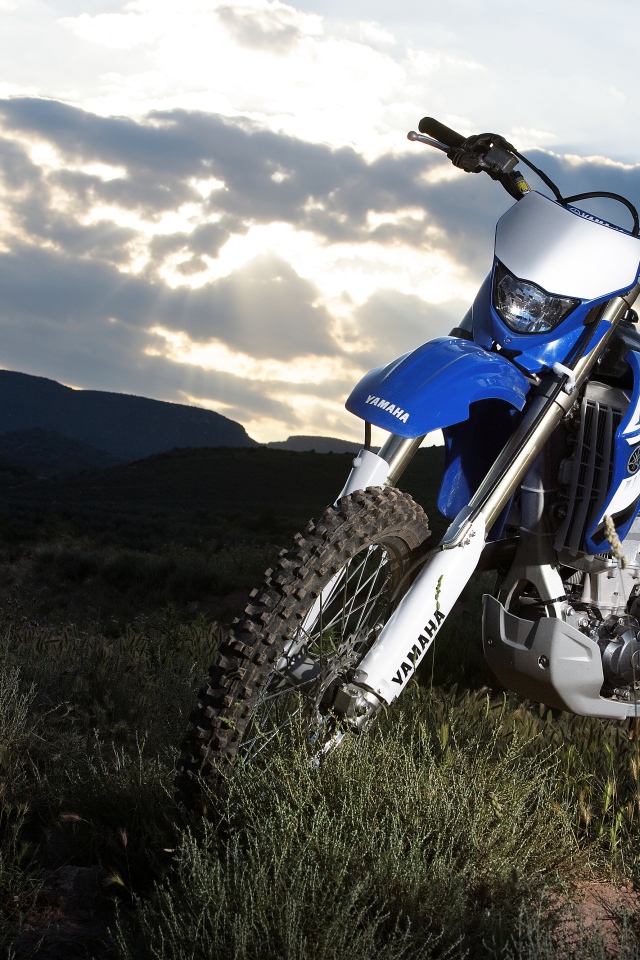 Мотоцикл Yamaha на траве в горах 