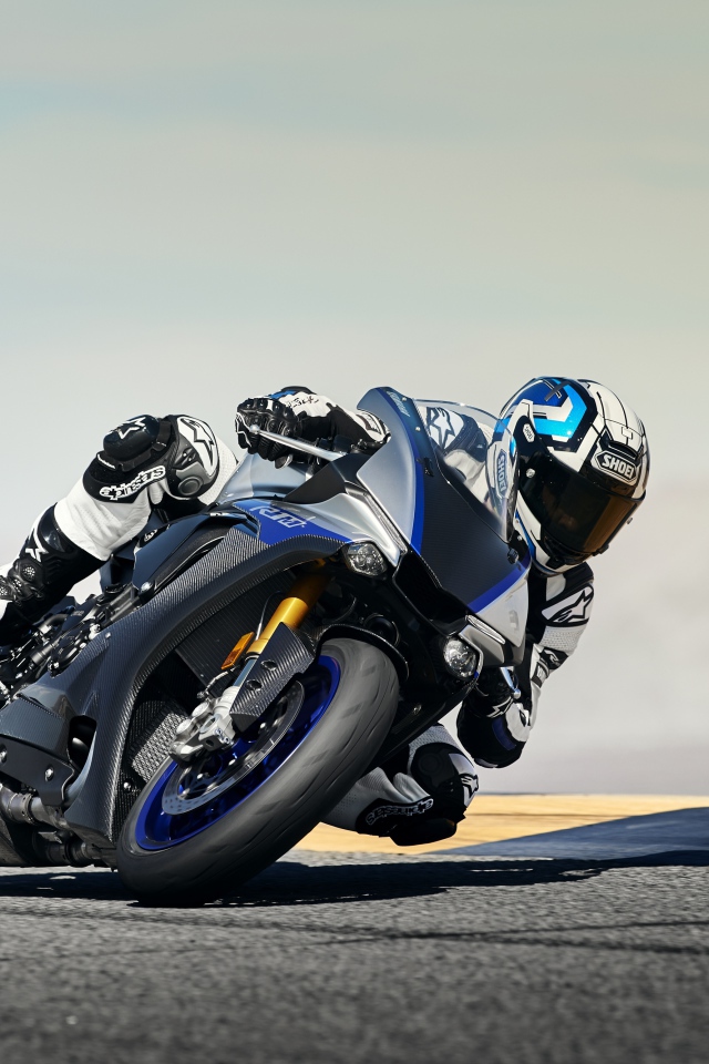 Мотогонщик на трассе на мотоцикле Yamaha YZF-R1M, 2018