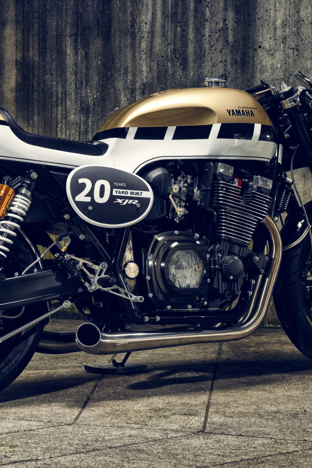 Стильный большой мотоцикл Yamaha