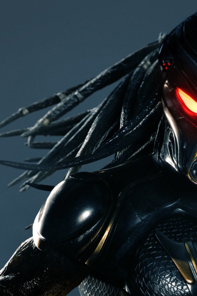 Грозный персонаж фильма Хищник, 2018 на сером фоне