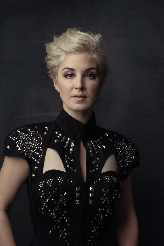 Американская кантри певица Мэгги Роуз в красивом платье 