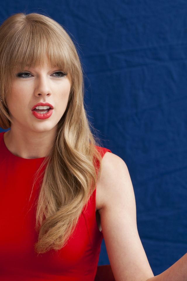 Американская кантри исполнительница Тейлор Свифт в красном платье