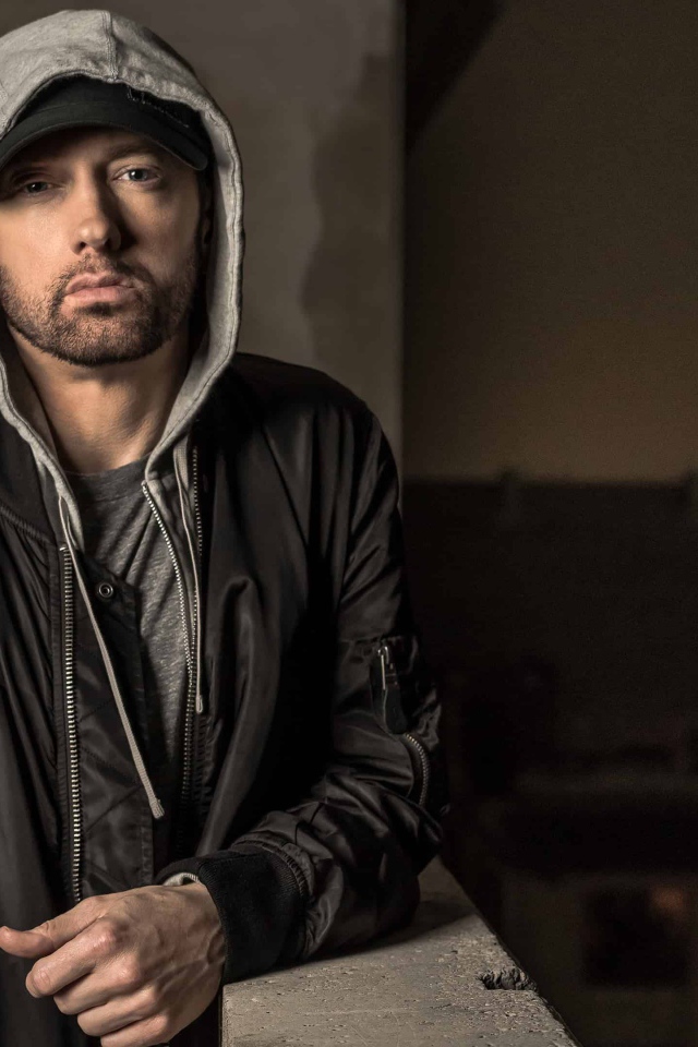 Американский рэпер Эминем в черной куртке