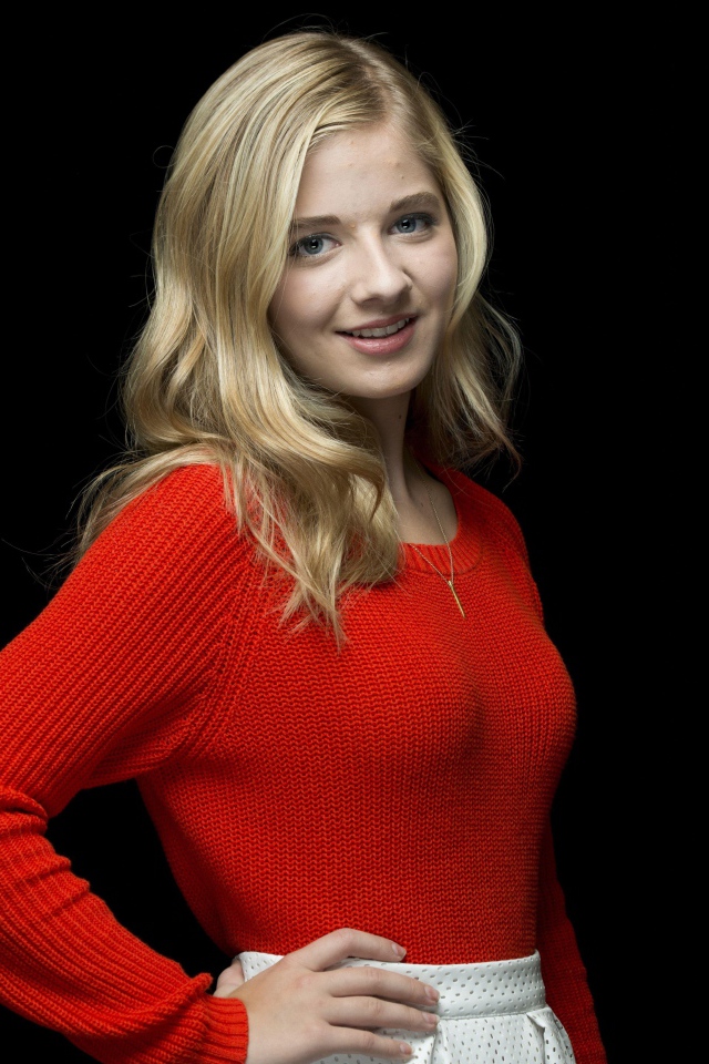 Американская певица Джеки Иванко на черном фоне