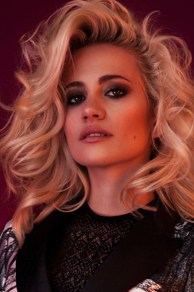 Красивая блондинка британская певица Пикси Лотт