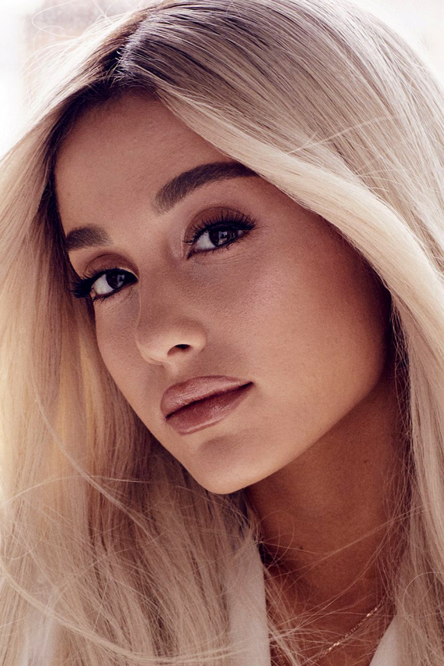 Красивая девушка блондинка, певица и актриса Ариана Гранде