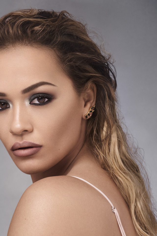 Красивая певица Рита Ора фото на сером фоне