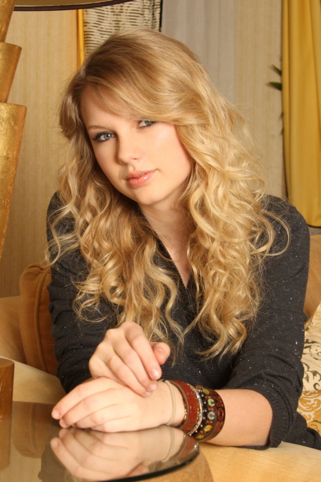 Красивая молодая певица Тейлор Свифт