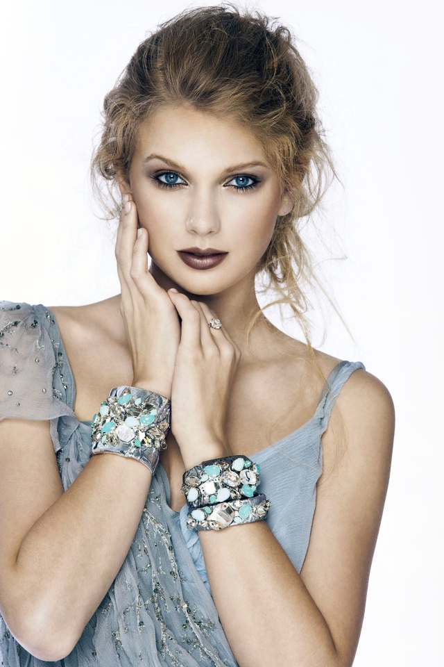 Яркая исполнительница Тейлор Свифт на белом фоне