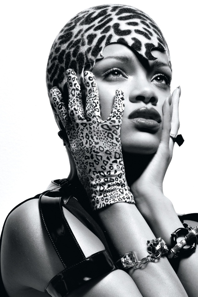 Яркая певица Рианна черно-белое фото