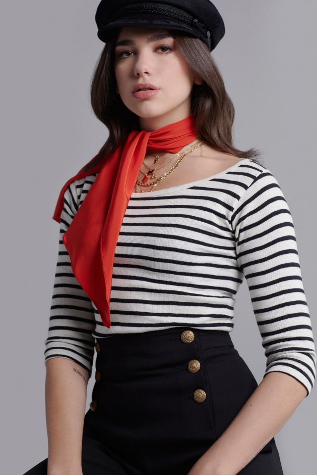 Британская певица Дуа Липа фото на сером фоне