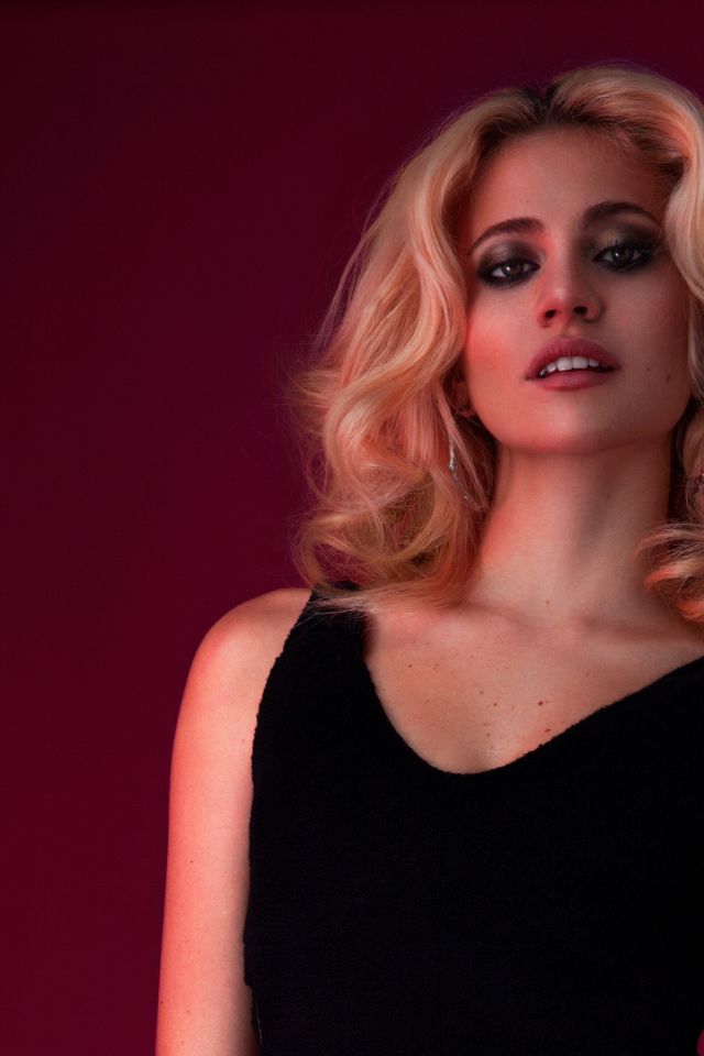 Британская певица Пикси Лотт в черном платье