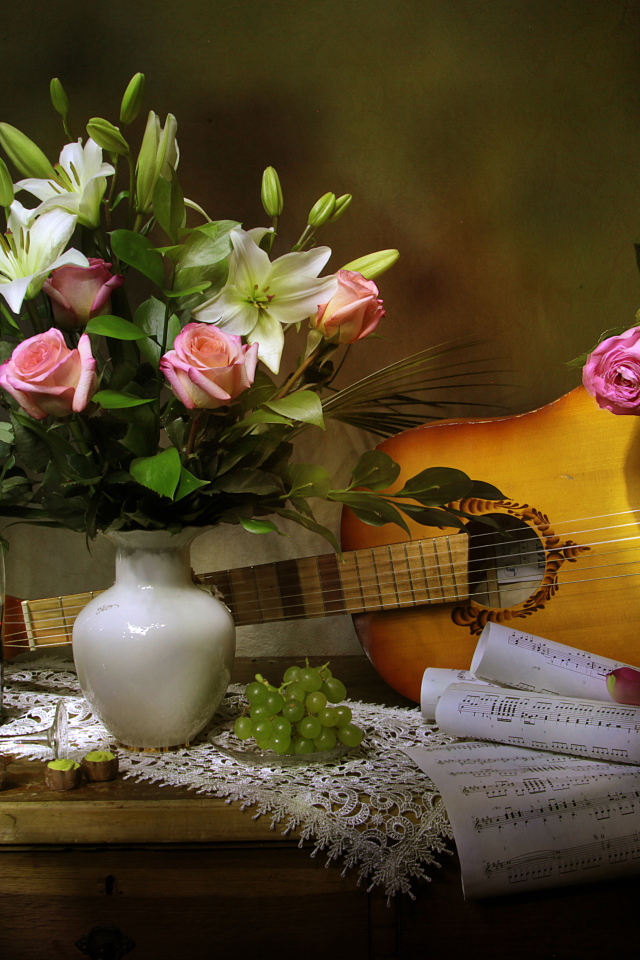 Гитара на столе с букетом и вином 