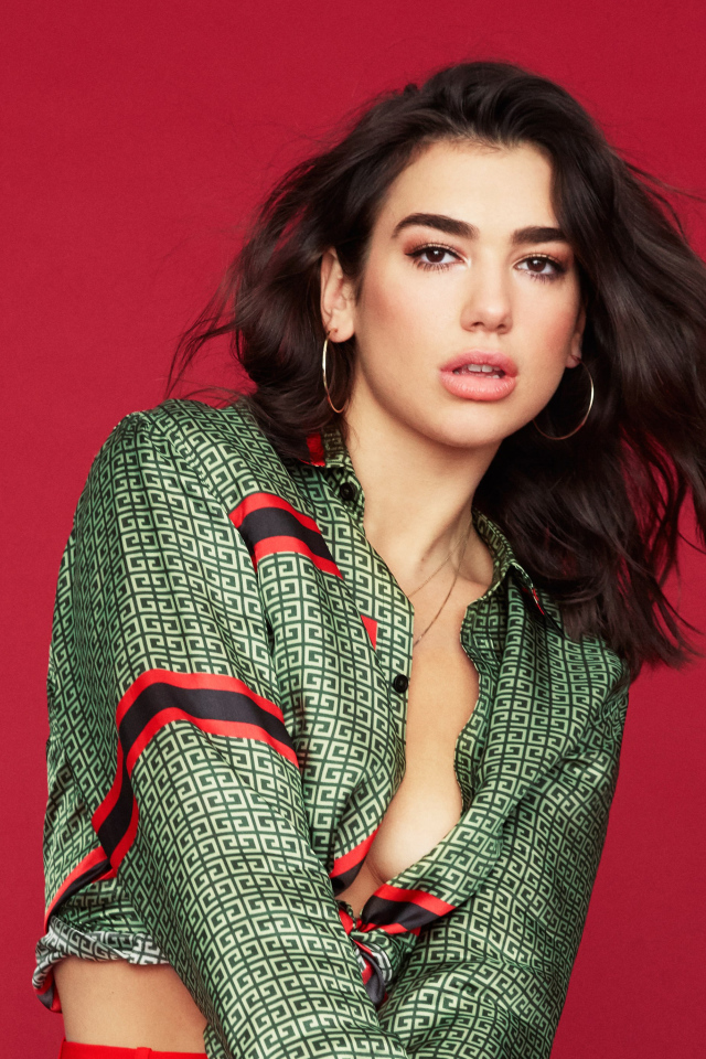 Горячая певица Дуа Липа фото на красном фоне