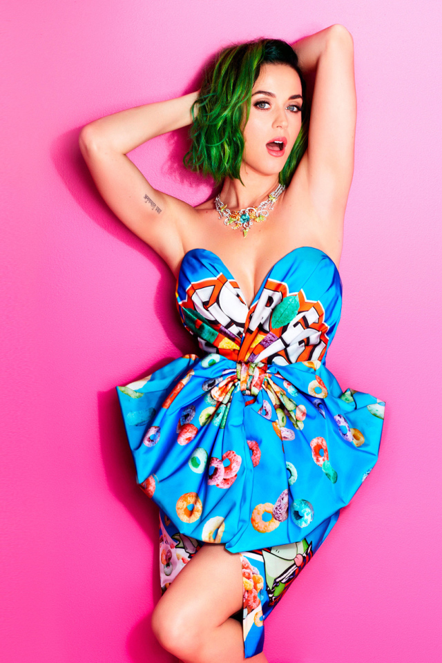 Эпатажная певица Кэти Перри на розовом фоне