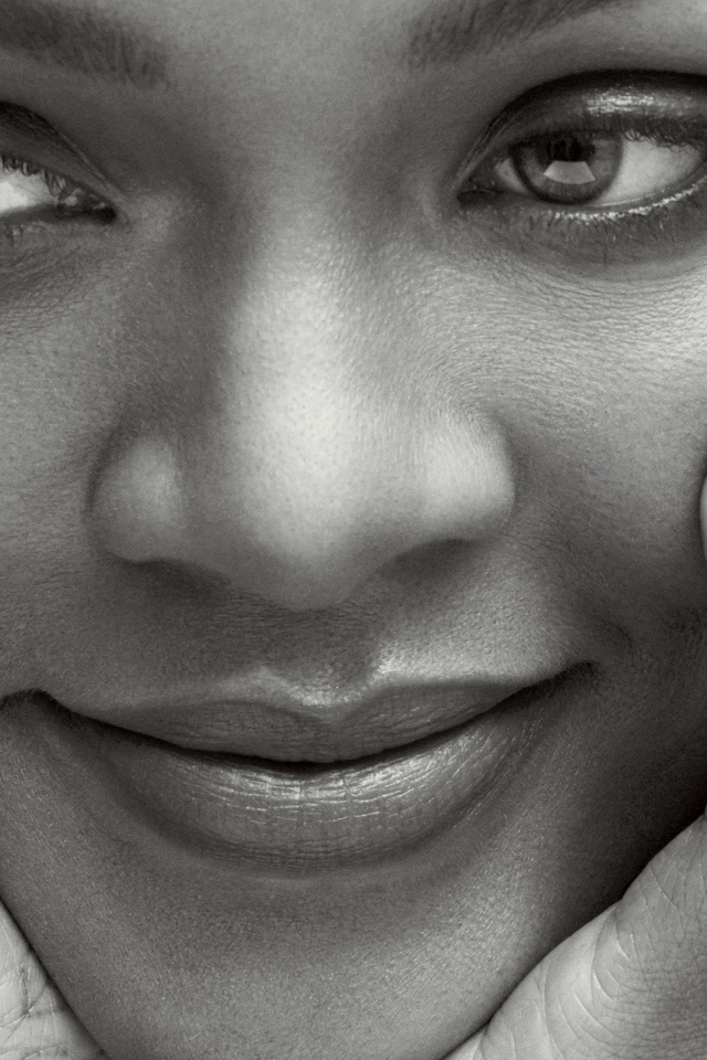 Популярная исполнительница Рианна,  черно-белое фото