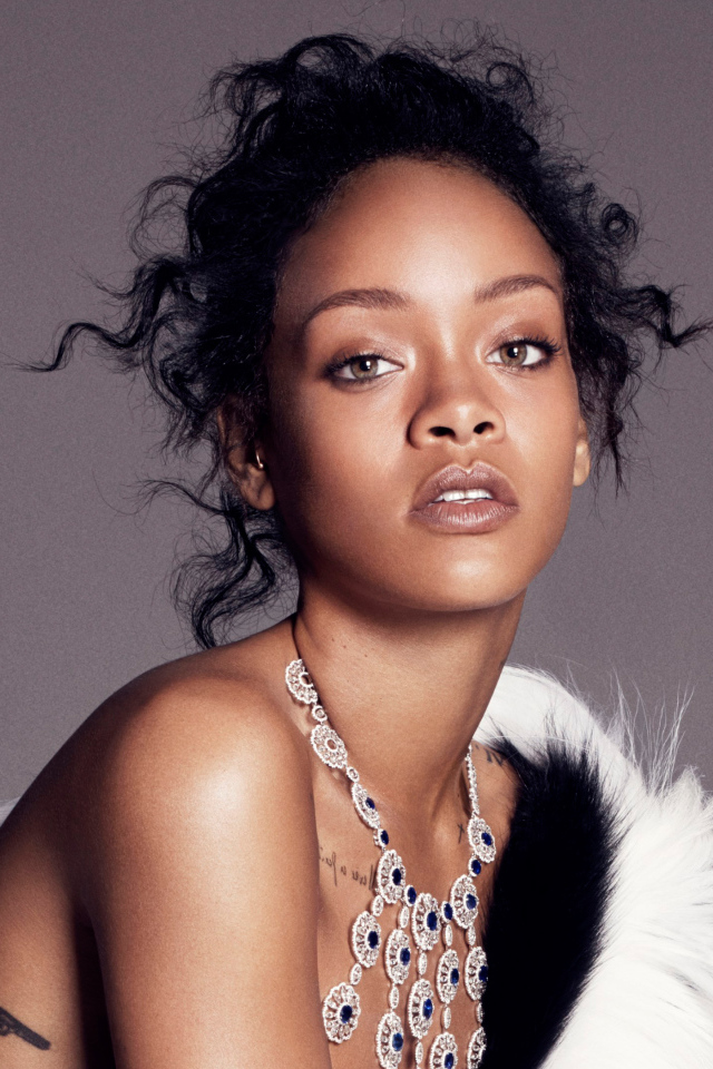 Популярная певица Рианна с дорогим украшением на шее 
