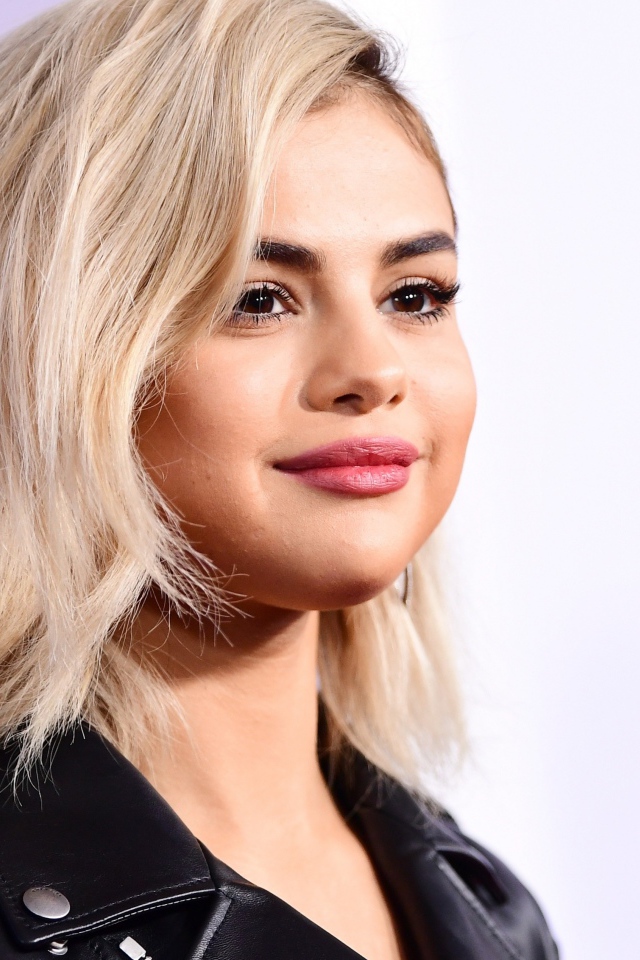 Популярная певица Селена Гомес блондинка