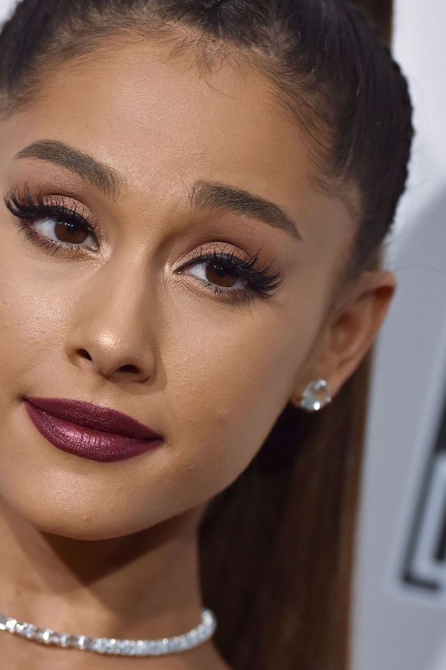 Певица Ариана Гранде лицо крупным планом