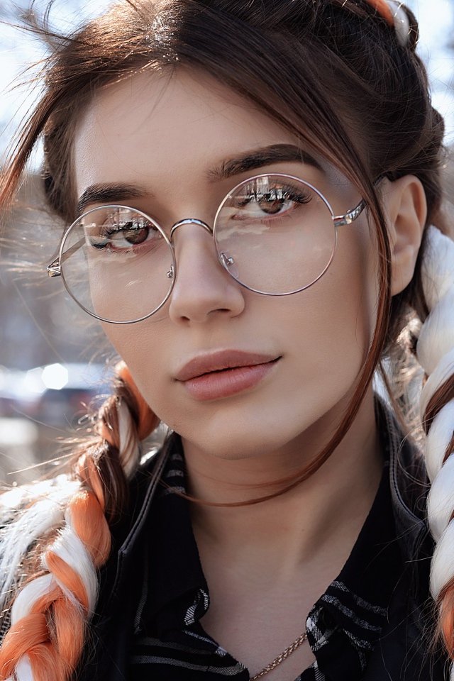 Певица Дуа Липа в очках