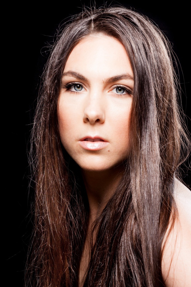Певица Элиз Рюд фото на черном фоне