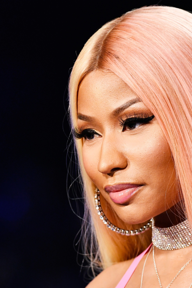 Певица Ники Минаж с розовыми волосами 