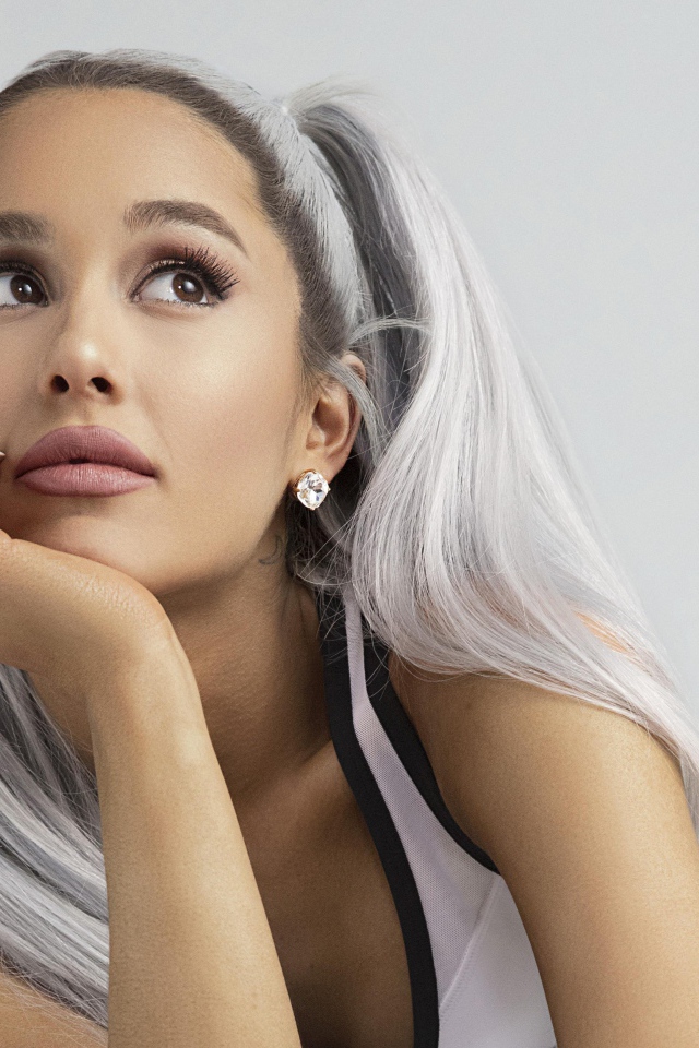 Молодая исполнительница Ариана Гранде задумалась 