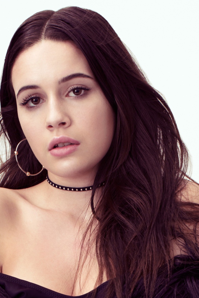 Американская певица Беа Миллер на белом фоне