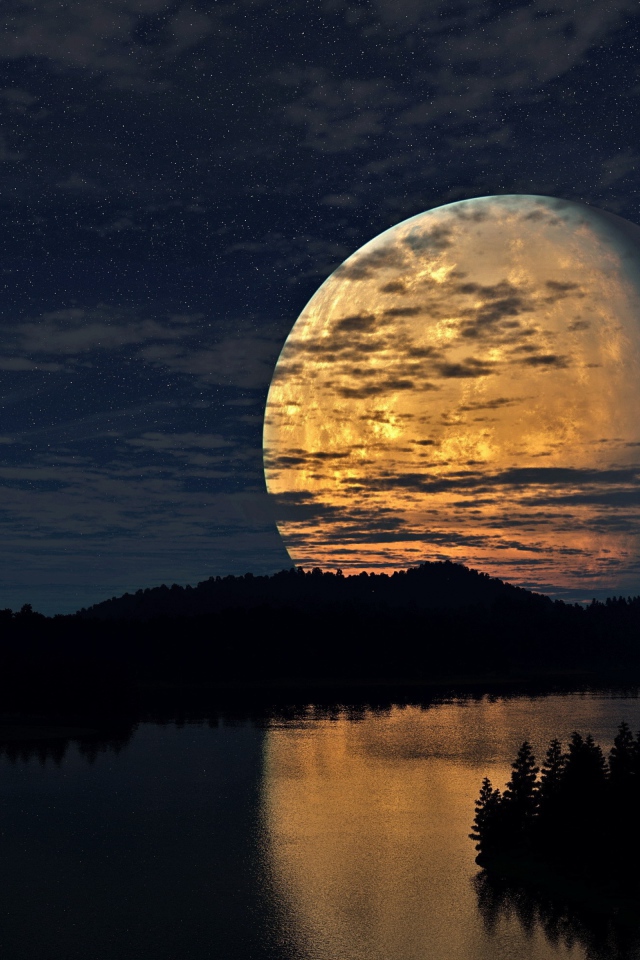 Огромная луна отражается в реке ночью