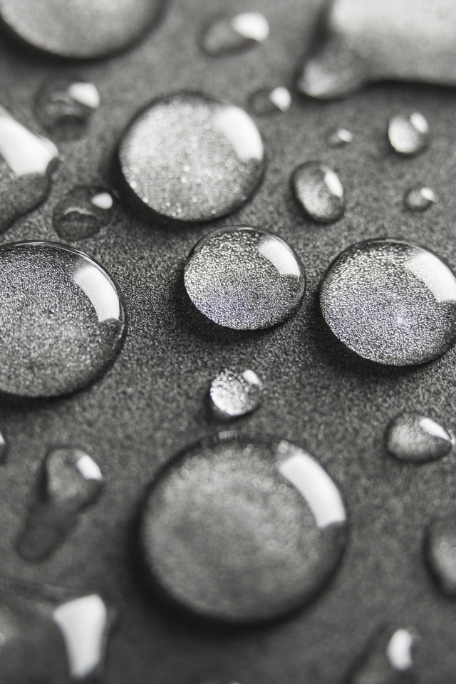 Много капель на сером фоне